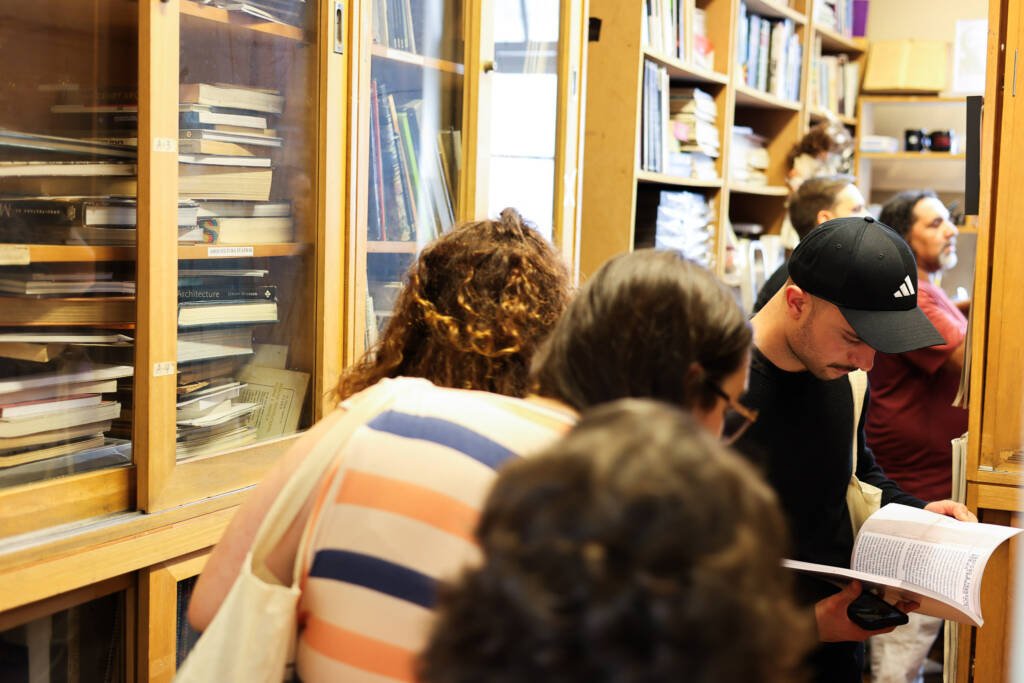 Visita a sede Brás da SP Escola de Teatro e conversa com o cenógrafo J.C. Serroni. (18/11/2025). | Foto: Clara Silva.