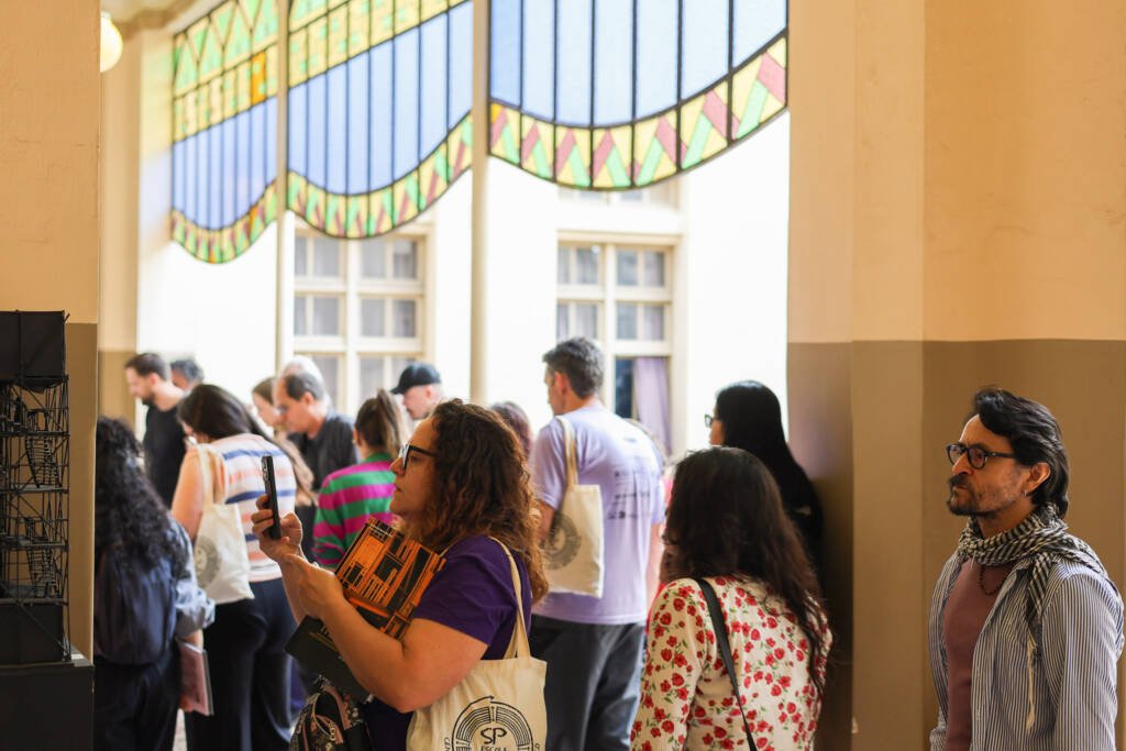Visita a sede Brás da SP Escola de Teatro e conversa com o cenógrafo J.C. Serroni. (18/11/2025). | Foto: Clara Silva.