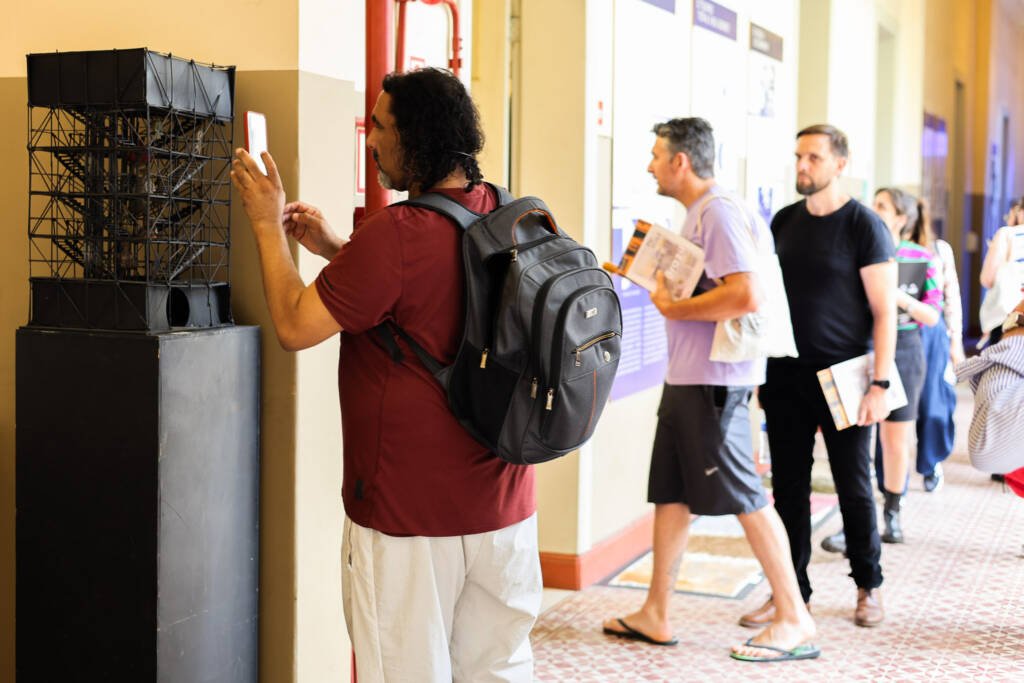 Visita a sede Brás da SP Escola de Teatro e conversa com o cenógrafo J.C. Serroni. (18/11/2025). | Foto: Clara Silva.