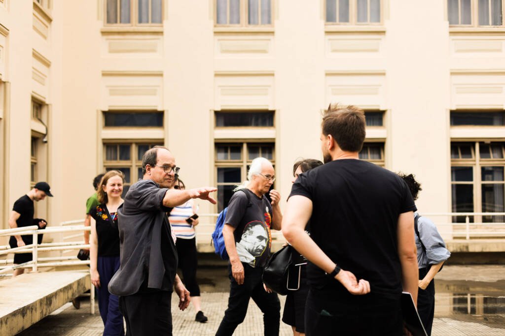 Visita a sede Brás da SP Escola de Teatro e conversa com o cenógrafo J.C. Serroni. (18/11/2025). | Foto: Clara Silva.