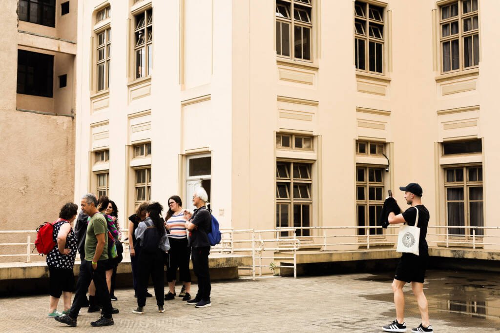Visita a sede Brás da SP Escola de Teatro e conversa com o cenógrafo J.C. Serroni. (18/11/2025). | Foto: Clara Silva.