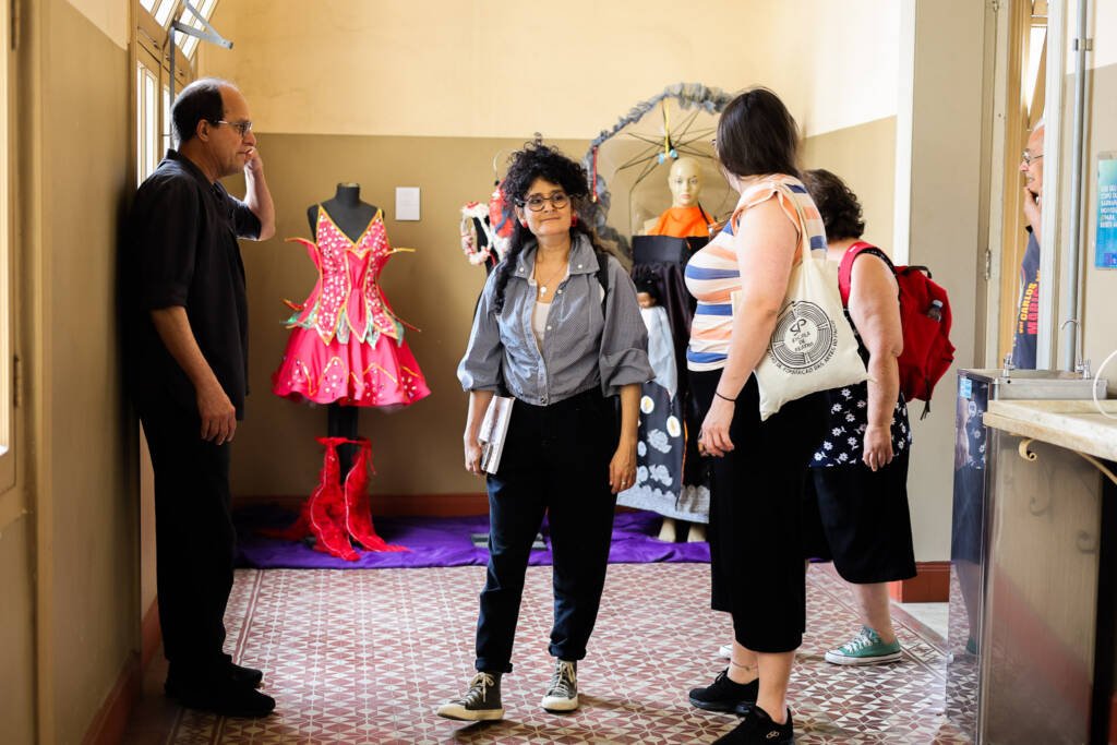 Visita a sede Brás da SP Escola de Teatro e conversa com o cenógrafo J.C. Serroni. (18/11/2025). | Foto: Clara Silva.