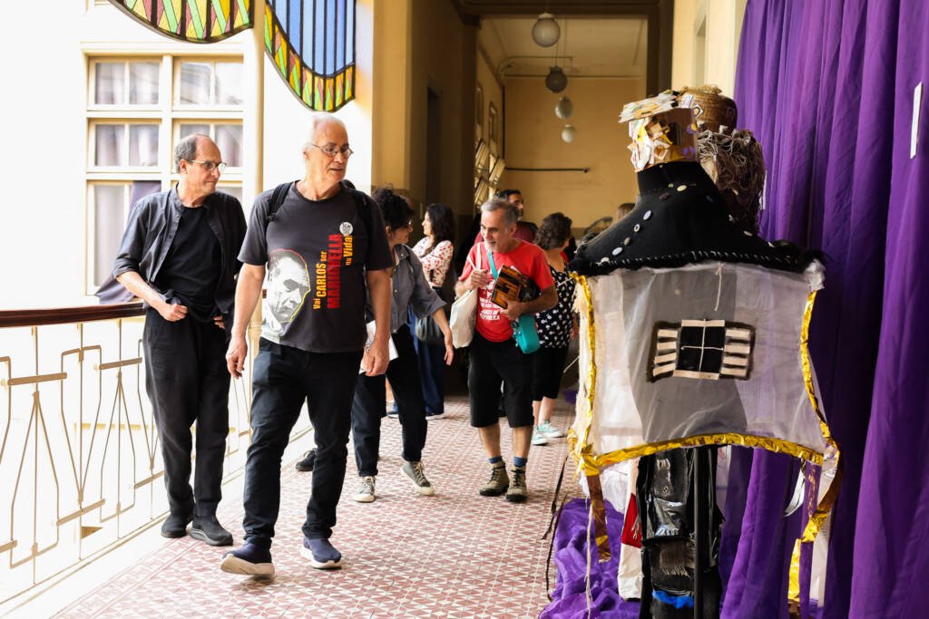Visita a sede Brás da SP Escola de Teatro e conversa com o cenógrafo J.C. Serroni. (18/11/2025). | Foto: Clara Silva.