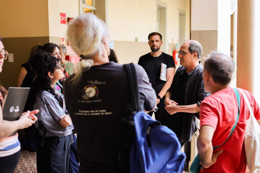 Visita a sede Brás da SP Escola de Teatro e conversa com o cenógrafo J.C. Serroni. (18/11/2025). | Foto: Clara Silva.