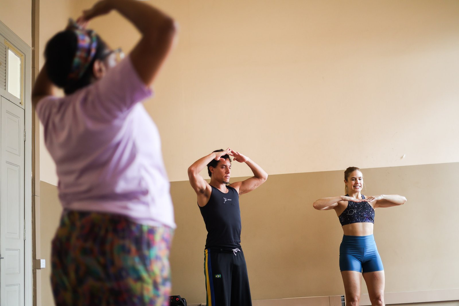 Aula do curso "Zootomia: O corpo da voz, movimento acrobático!" com Ariel Ribeiro, na sede Brás da SP Escola de Teatro. (05/11/2025). | Foto: Clara Silva