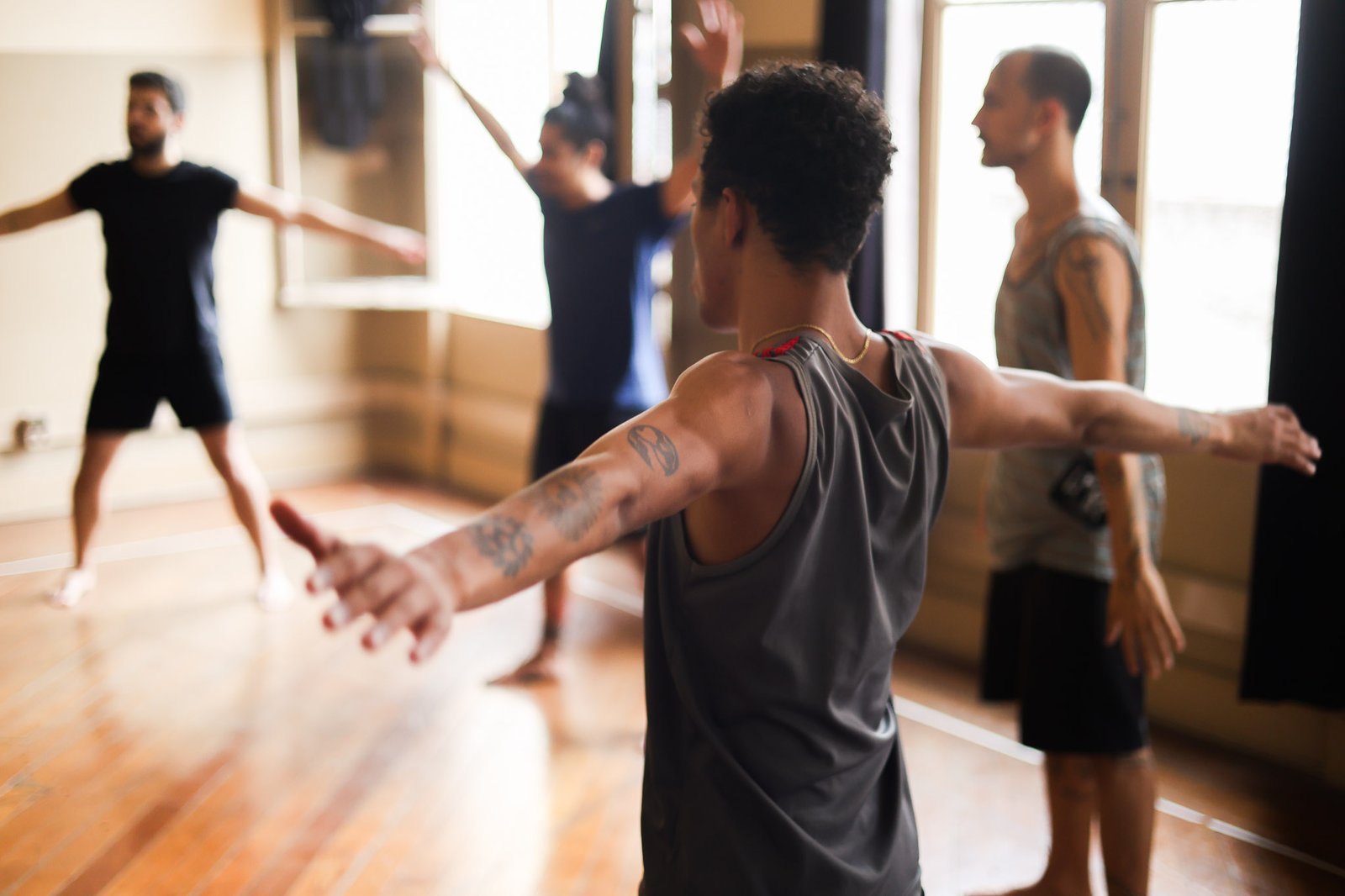Aula do curso "Zootomia: O corpo da voz, movimento acrobático!" com Ariel Ribeiro, na sede Brás da SP Escola de Teatro. (05/11/2025). | Foto: Clara Silva