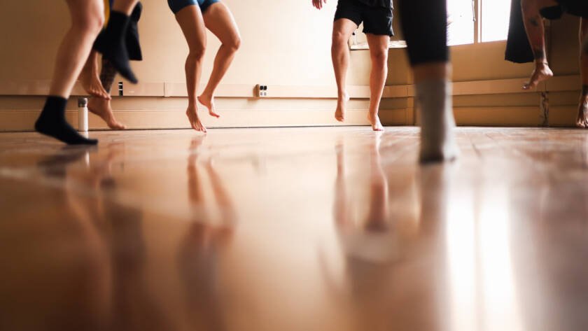 Aula do curso "Zootomia: O corpo da voz, movimento acrobático!" com Ariel Ribeiro, na sede Brás da SP Escola de Teatro. (05/11/2025). | Foto: Clara Silva