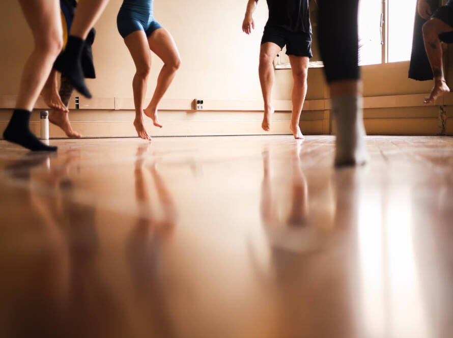 Aula do curso "Zootomia: O corpo da voz, movimento acrobático!" com Ariel Ribeiro, na sede Brás da SP Escola de Teatro. (05/11/2025). | Foto: Clara Silva