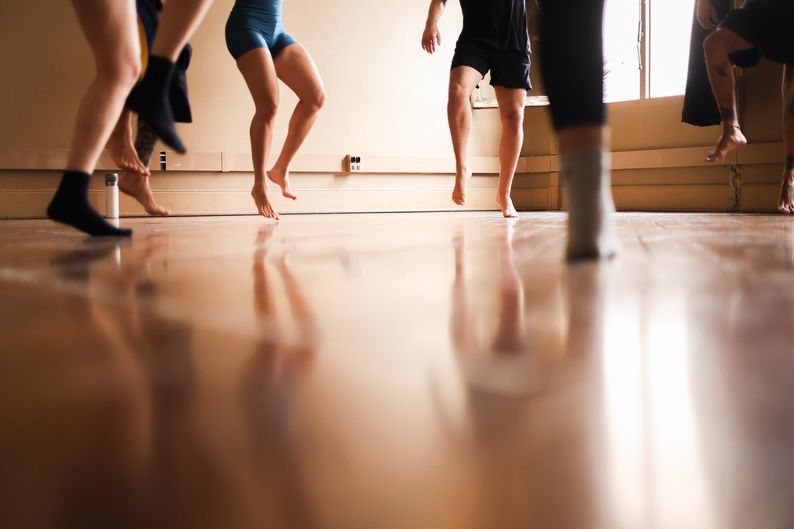 Aula do curso "Zootomia: O corpo da voz, movimento acrobático!" com Ariel Ribeiro, na sede Brás da SP Escola de Teatro. (05/11/2025). | Foto: Clara Silva