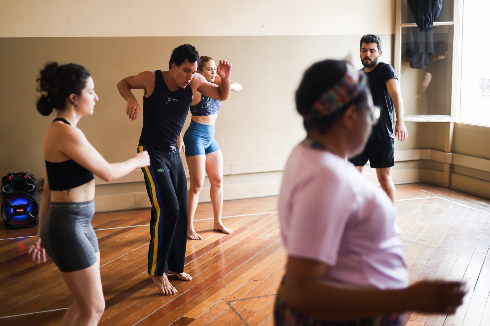 Aula do curso "Zootomia: O corpo da voz, movimento acrobático!" com Ariel Ribeiro, na sede Brás da SP Escola de Teatro. (05/11/2025). | Foto: Clara Silva