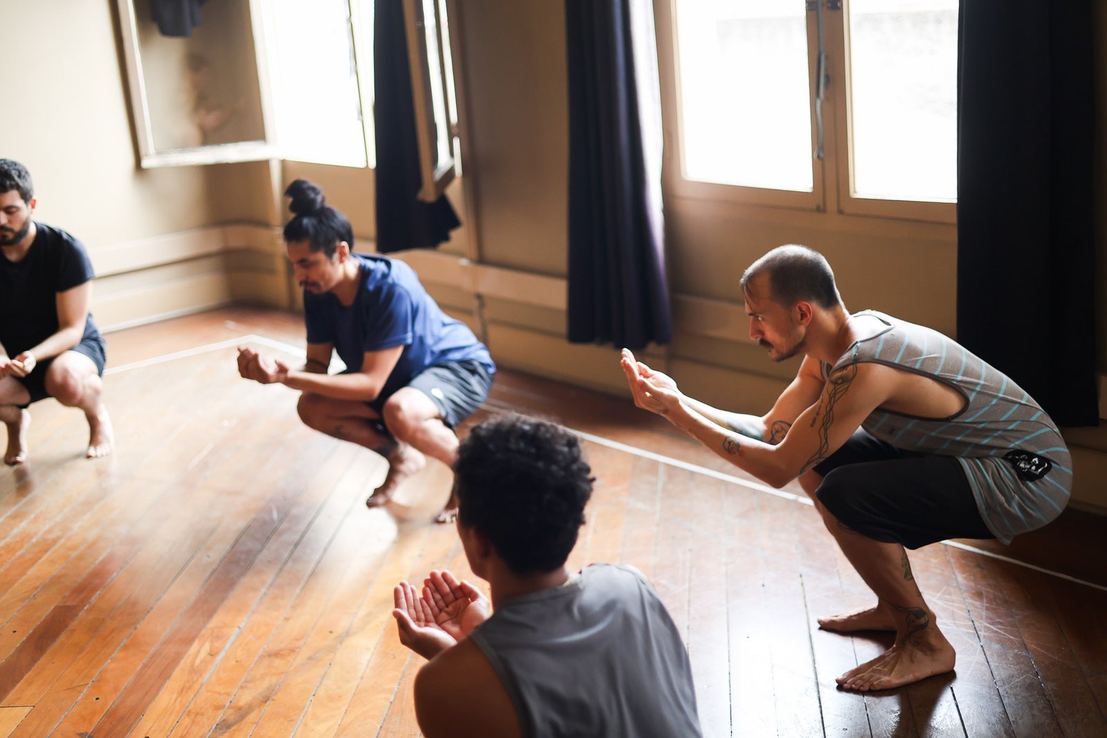 Aula do curso "Zootomia: O corpo da voz, movimento acrobático!" com Ariel Ribeiro, na sede Brás da SP Escola de Teatro. (05/11/2025). | Foto: Clara Silva