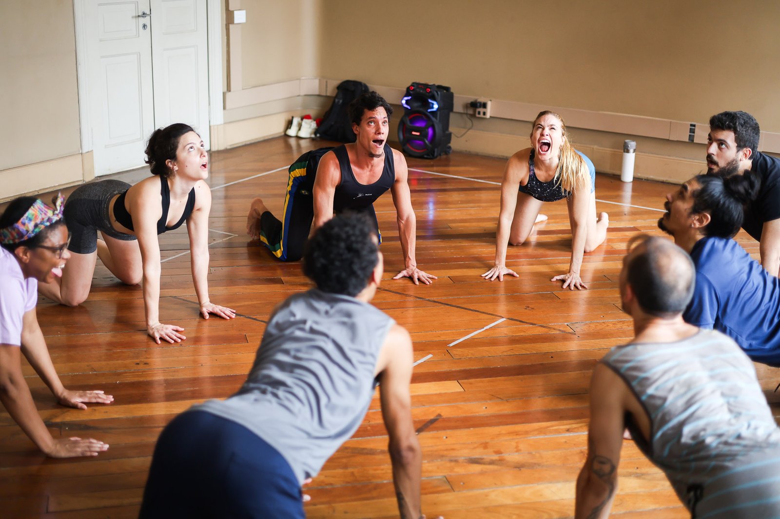 Aula do curso "Zootomia: O corpo da voz, movimento acrobático!" com Ariel Ribeiro, na sede Brás da SP Escola de Teatro. (05/11/2025). | Foto: Clara Silva
