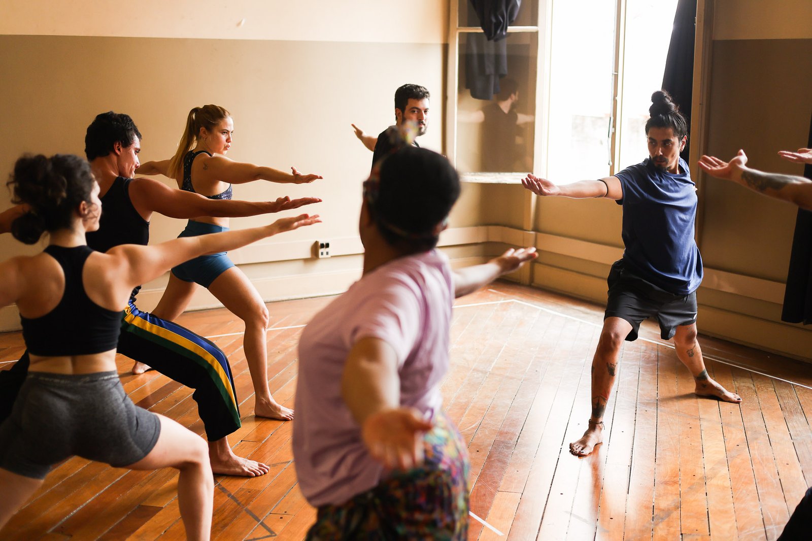 Aula do curso "Zootomia: O corpo da voz, movimento acrobático!" com Ariel Ribeiro, na sede Brás da SP Escola de Teatro. (05/11/2025). | Foto: Clara Silva