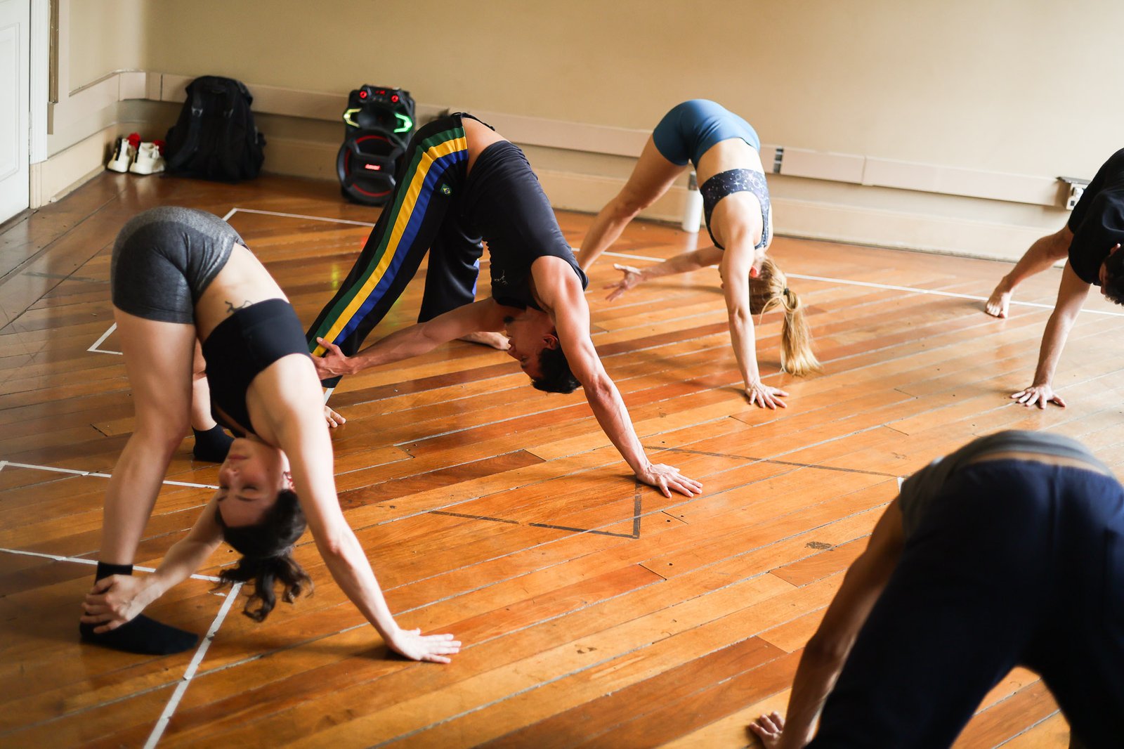 Aula do curso "Zootomia: O corpo da voz, movimento acrobático!" com Ariel Ribeiro, na sede Brás da SP Escola de Teatro. (05/11/2025). | Foto: Clara Silva