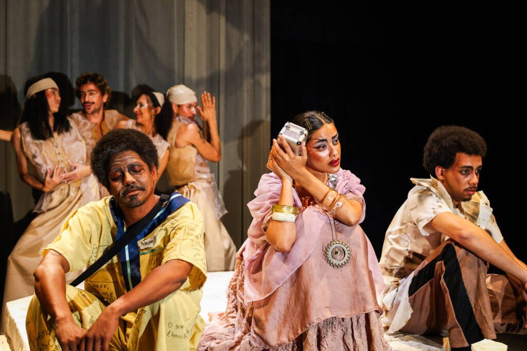 Experimento III do grupo N1 Amarelo, do segundo semestre de 2025, na SP Escola de Teatro. | Foto: Clara Silva.