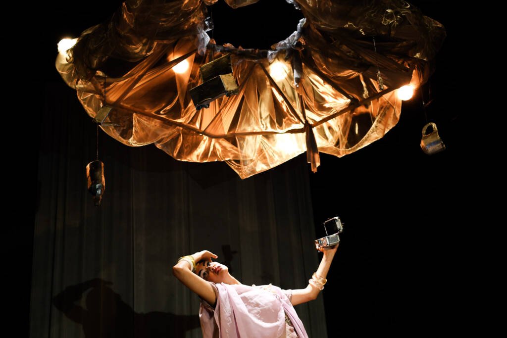 Experimento III do grupo N1 Amarelo, do segundo semestre de 2025, na SP Escola de Teatro. | Foto: Clara Silva.