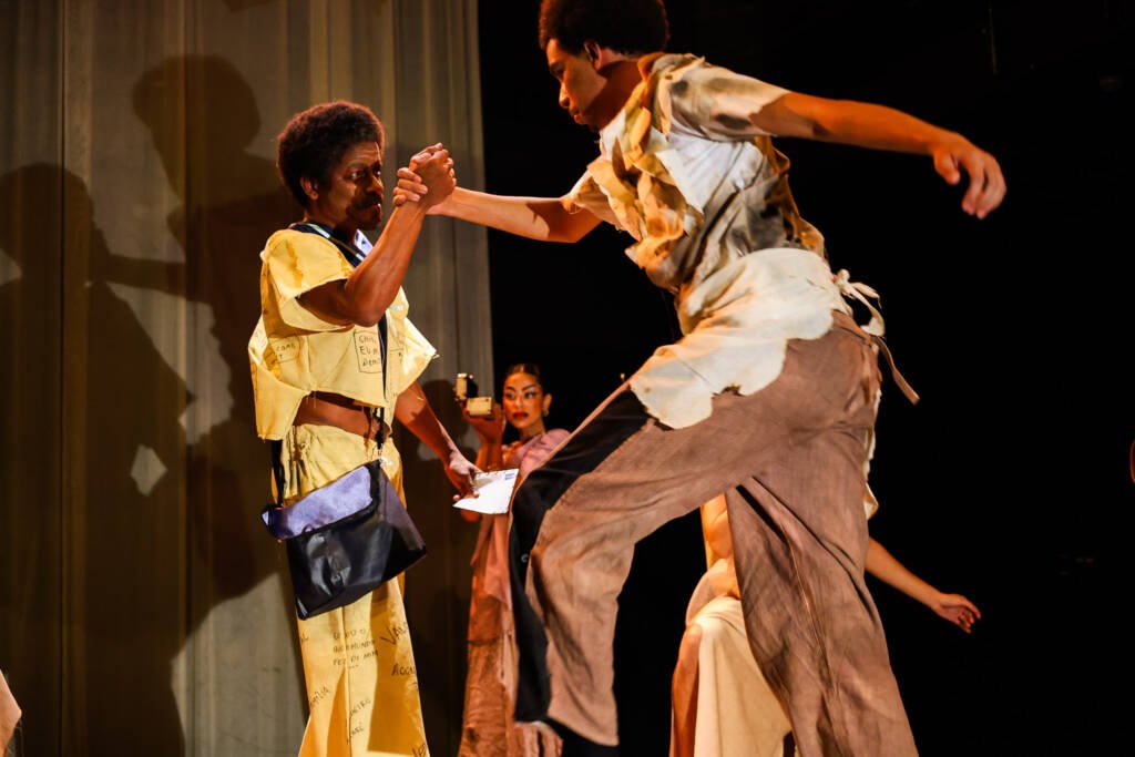 Experimento III do grupo N1 Amarelo, do segundo semestre de 2025, na SP Escola de Teatro. | Foto: Clara Silva.