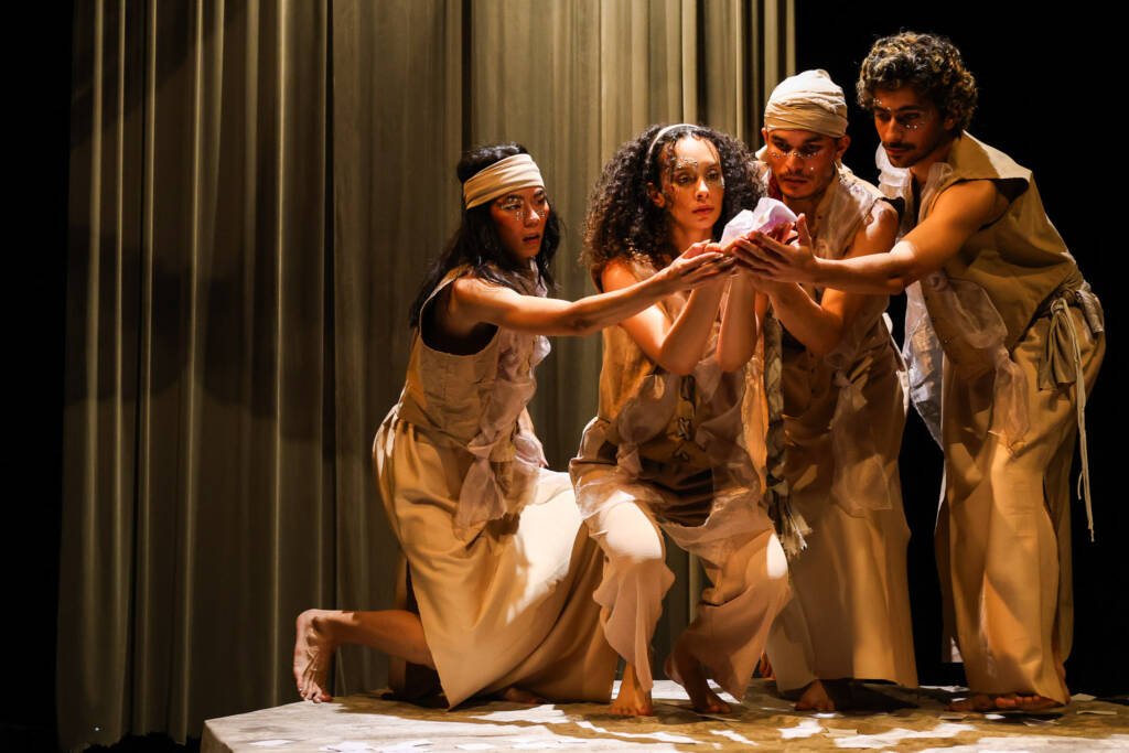 Experimento III do grupo N1 Amarelo, do segundo semestre de 2025, na SP Escola de Teatro. | Foto: Clara Silva.