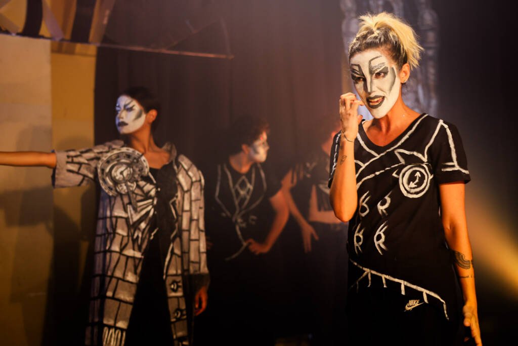 Experimento III do grupo N1 Vermelho, do segundo semestre de 2025, na SP Escola de Teatro. | Foto: Clara Silva.