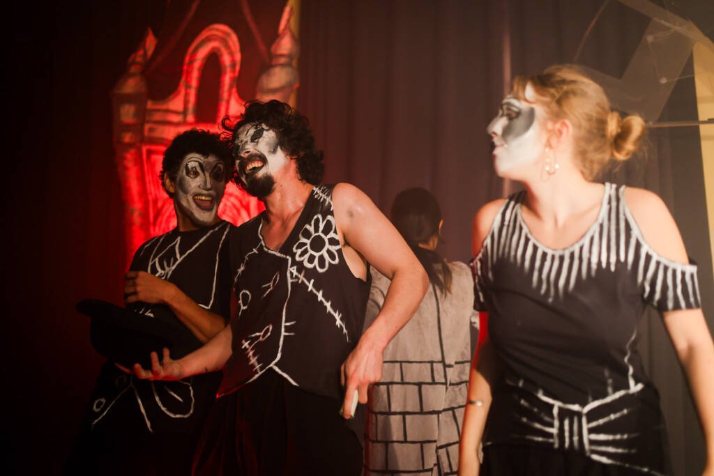 Experimento III do grupo N1 Vermelho, do segundo semestre de 2025, na SP Escola de Teatro. | Foto: Clara Silva.