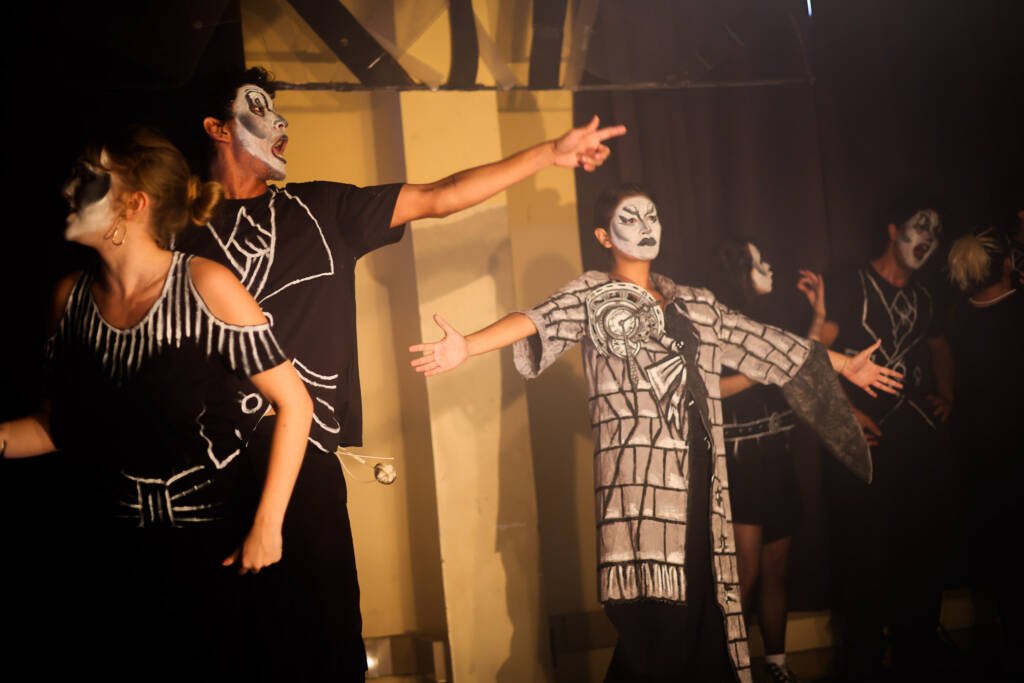 Experimento III do grupo N1 Vermelho, do segundo semestre de 2025, na SP Escola de Teatro. | Foto: Clara Silva.