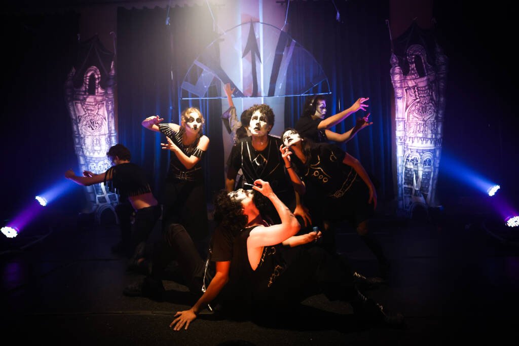 Experimento III do grupo N1 Vermelho, do segundo semestre de 2025, na SP Escola de Teatro. | Foto: Clara Silva.