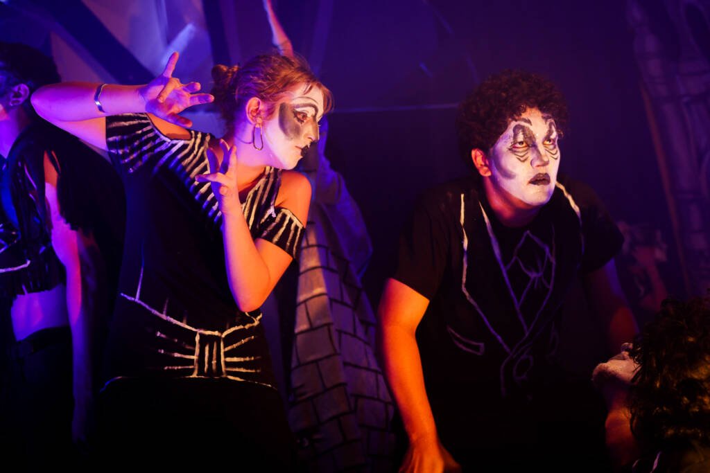 Experimento III do grupo N1 Vermelho, do segundo semestre de 2025, na SP Escola de Teatro. | Foto: Clara Silva.