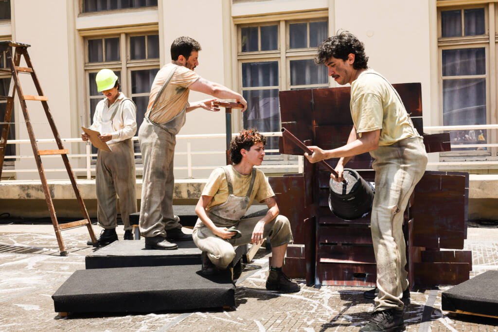 Experimento III do grupo N2 Vermelho, do segundo semestre de 2025, na SP Escola de Teatro. | Foto: Clara Silva.