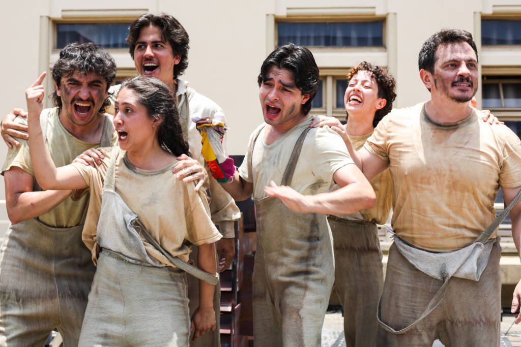 Experimento III do grupo N2 Vermelho, do segundo semestre de 2025, na SP Escola de Teatro. | Foto: Clara Silva.