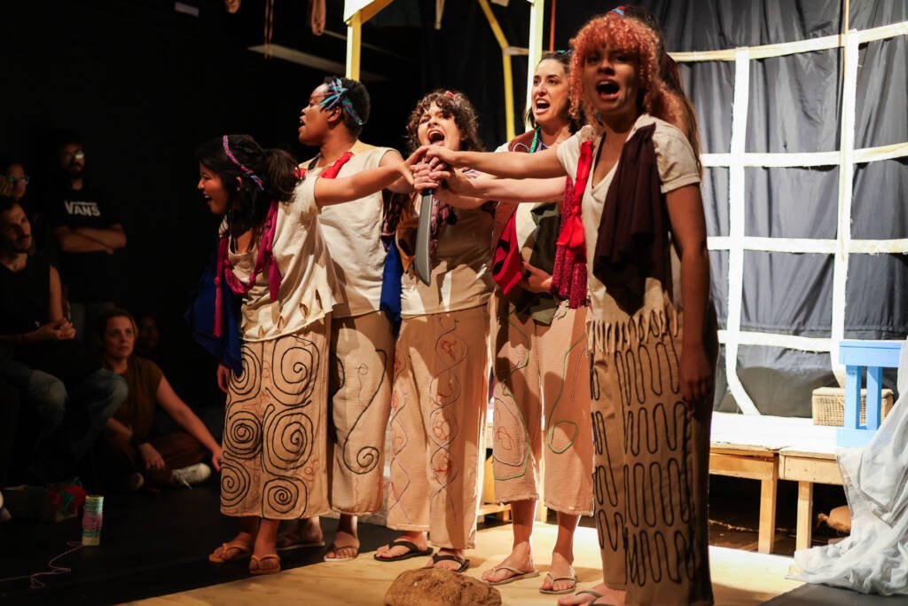 Experimento III do grupo N3 Amarelo, do segundo semestre de 2025, na SP Escola de Teatro. | Foto: Clara Silva.Experimento III do grupo N3 Amarelo, do segundo semestre de 2025, na SP Escola de Teatro. | Foto: Clara Silva.