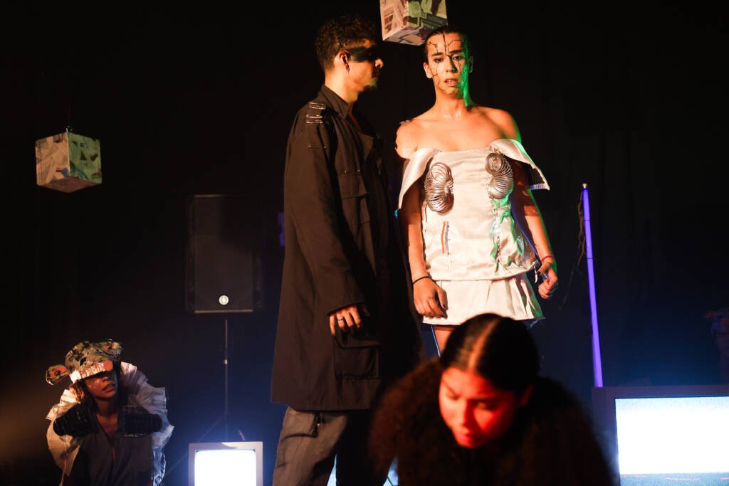 Experimento III do grupo N3 Vermelho, do segundo semestre de 2025, na SP Escola de Teatro. | Foto: Clara Silva.