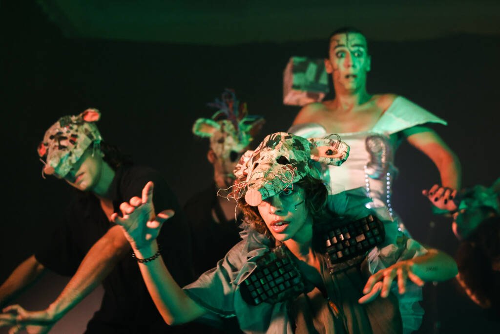 Experimento III do grupo N3 Vermelho, do segundo semestre de 2025, na SP Escola de Teatro. | Foto: Clara Silva.