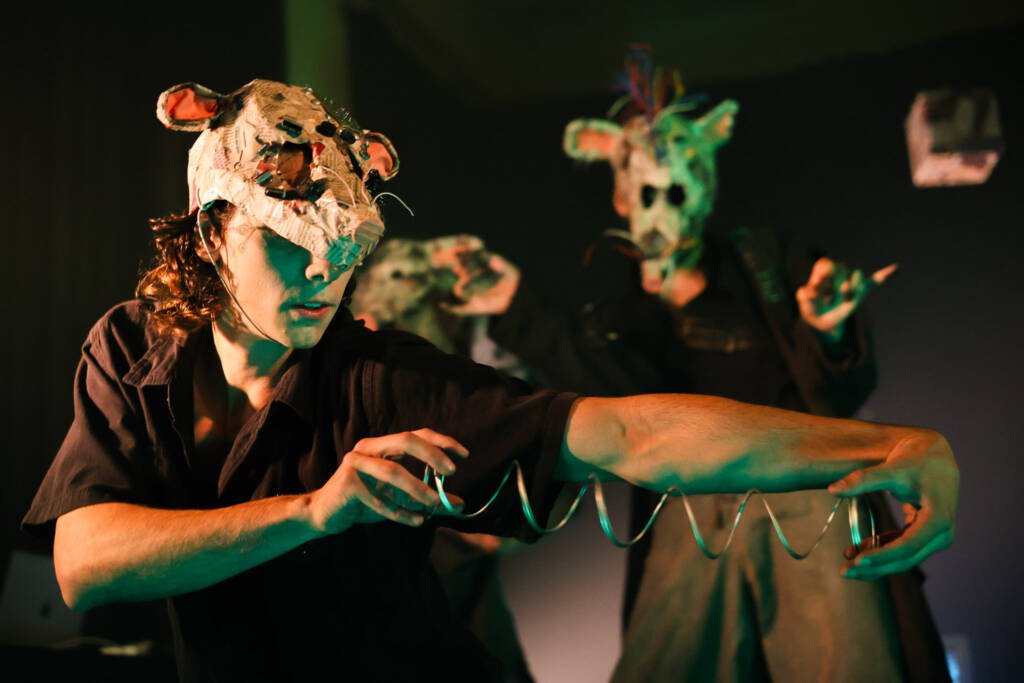 Experimento III do grupo N3 Vermelho, do segundo semestre de 2025, na SP Escola de Teatro. | Foto: Clara Silva.