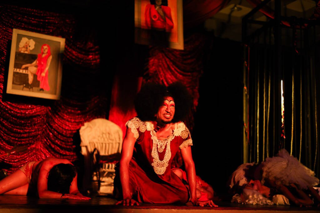 Experimento III do grupo N4 Vermelho, do segundo semestre de 2025, na SP Escola de Teatro. | Foto: Clara Silva.