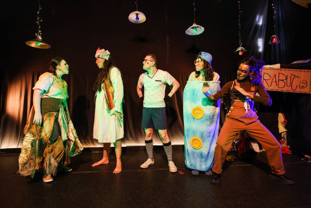 Experimento III do grupo N5 Vermelho, do segundo semestre de 2025, na SP Escola de Teatro. | Foto: Clara Silva.