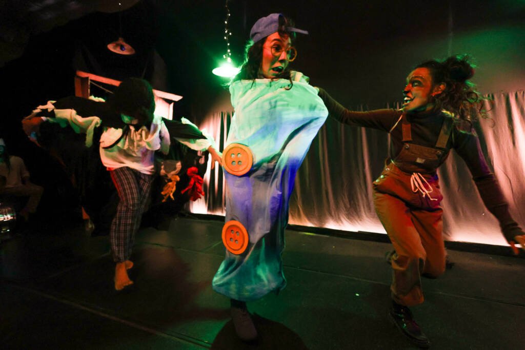 Experimento III do grupo N5 Vermelho, do segundo semestre de 2025, na SP Escola de Teatro. | Foto: Clara Silva.