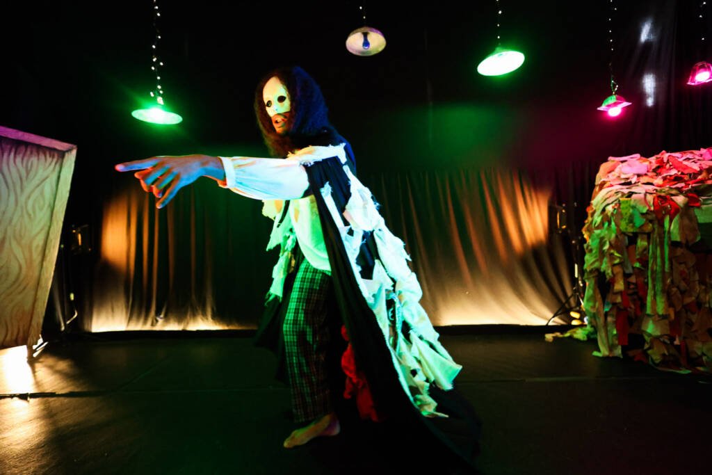 Experimento III do grupo N5 Vermelho, do segundo semestre de 2025, na SP Escola de Teatro. | Foto: Clara Silva.