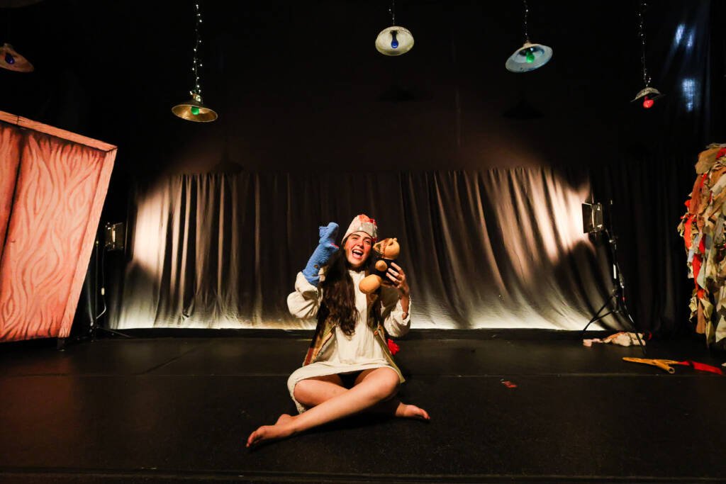 Experimento III do grupo N5 Vermelho, do segundo semestre de 2025, na SP Escola de Teatro. | Foto: Clara Silva.