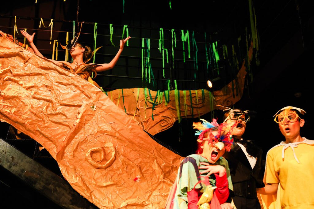 Experimento III do grupo N6 Amarelo, do segundo semestre de 2025, na SP Escola de Teatro. | Foto: Clara Silva.