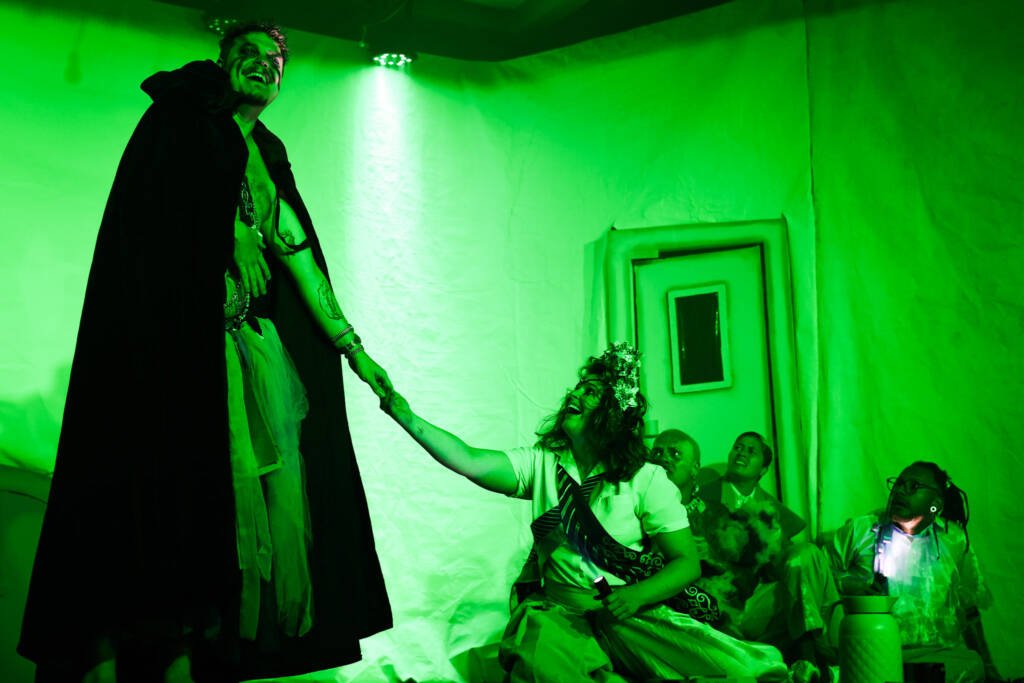 Experimento III do grupo N6 Vermelho, do segundo semestre de 2025, na SP Escola de Teatro. | Foto: Clara Silva.