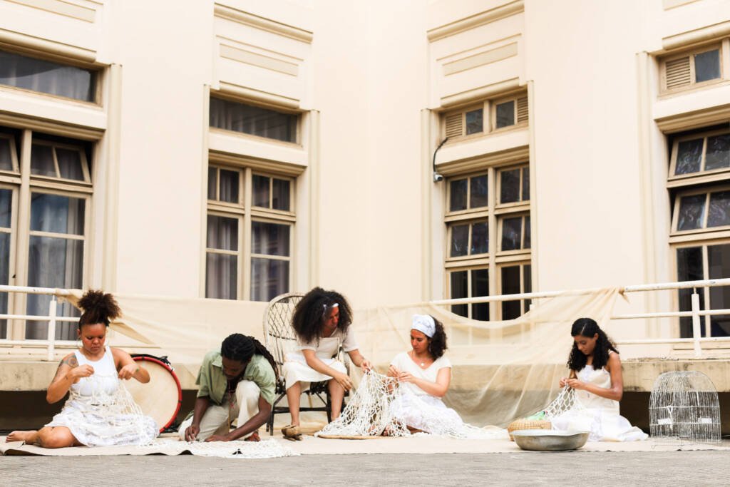 Experimento III do grupo N7 Vermelho, do segundo semestre de 2025, na SP Escola de Teatro. | Foto: Clara Silva.