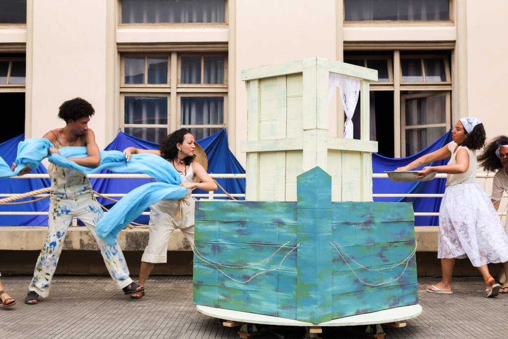 Experimento III do grupo N7 Vermelho, do segundo semestre de 2025, na SP Escola de Teatro. | Foto: Clara Silva.