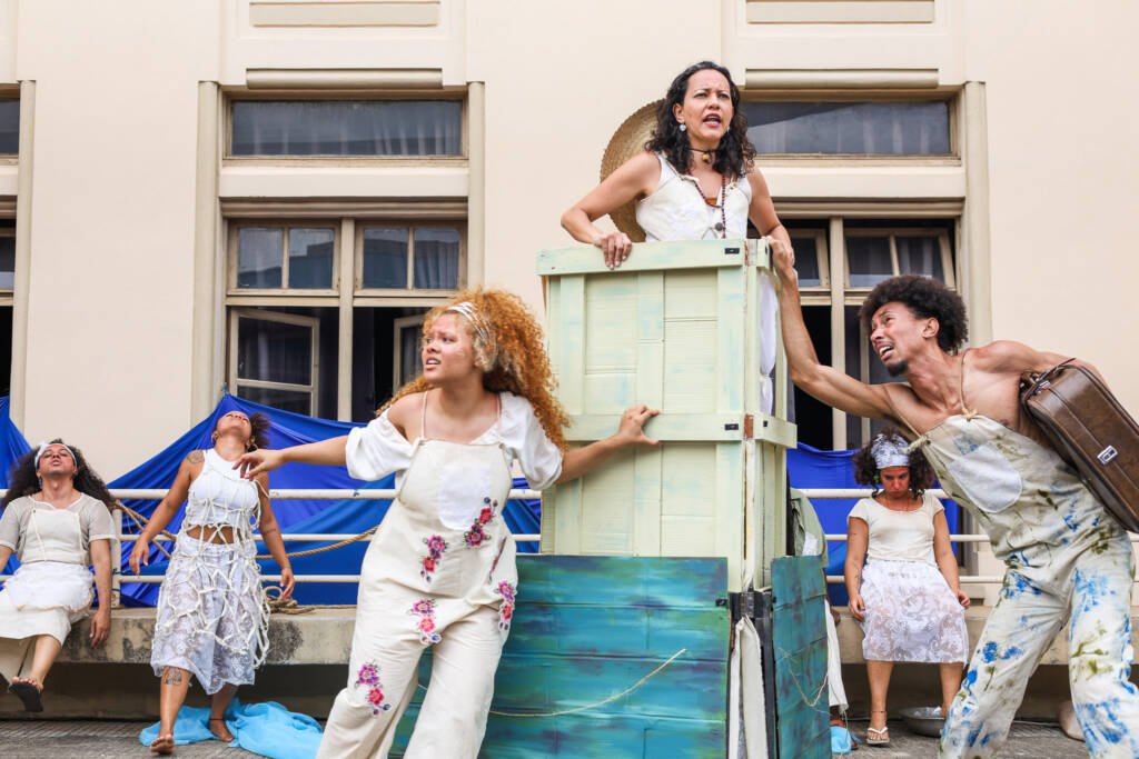 Experimento III do grupo N7 Vermelho, do segundo semestre de 2025, na SP Escola de Teatro. | Foto: Clara Silva.