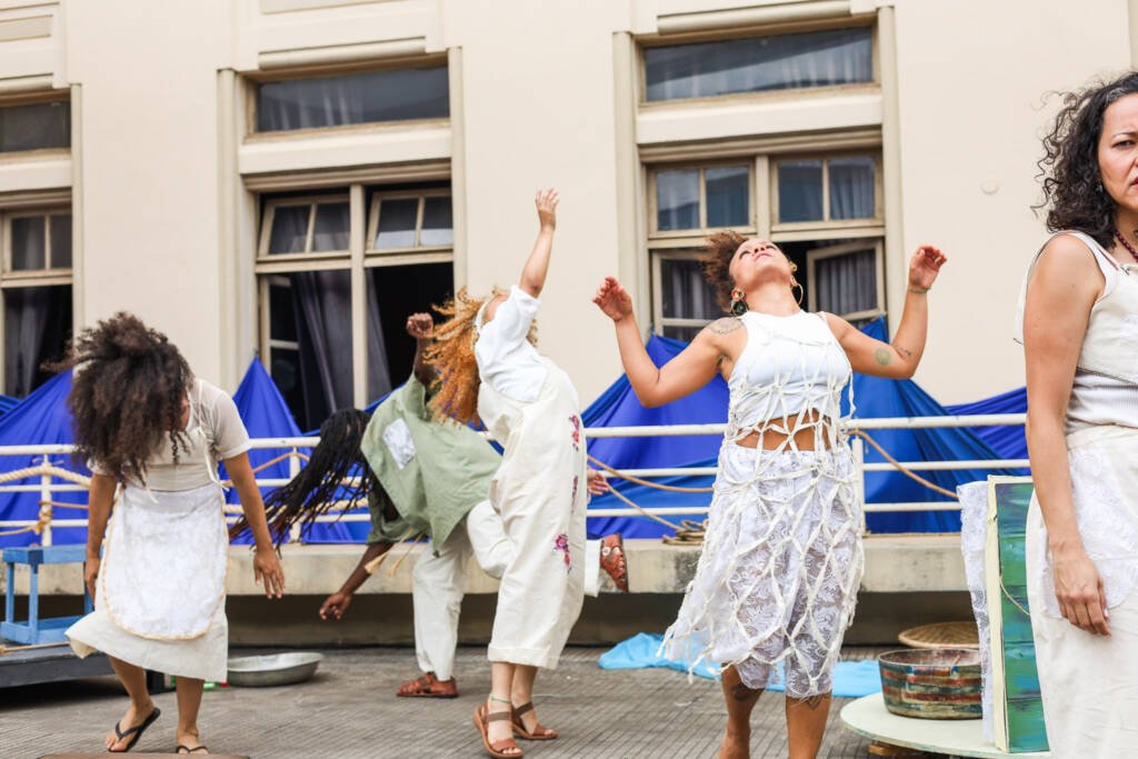 Experimento III do grupo N7 Vermelho, do segundo semestre de 2025, na SP Escola de Teatro. | Foto: Clara Silva.
