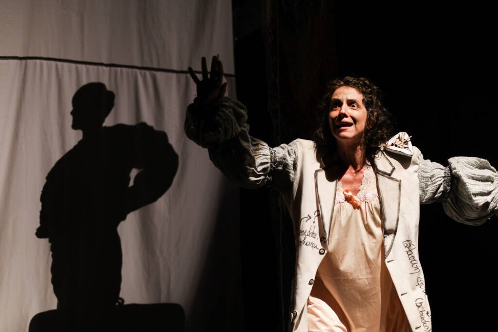 Experimento III do grupo N8 Amarelo, do segundo semestre de 2025, na SP Escola de Teatro. | Foto: Clara Silva.