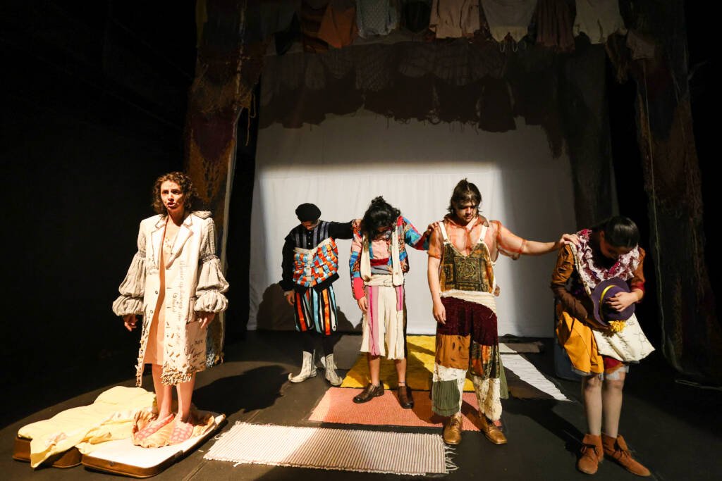 Experimento III do grupo N8 Amarelo, do segundo semestre de 2025, na SP Escola de Teatro. | Foto: Clara Silva.