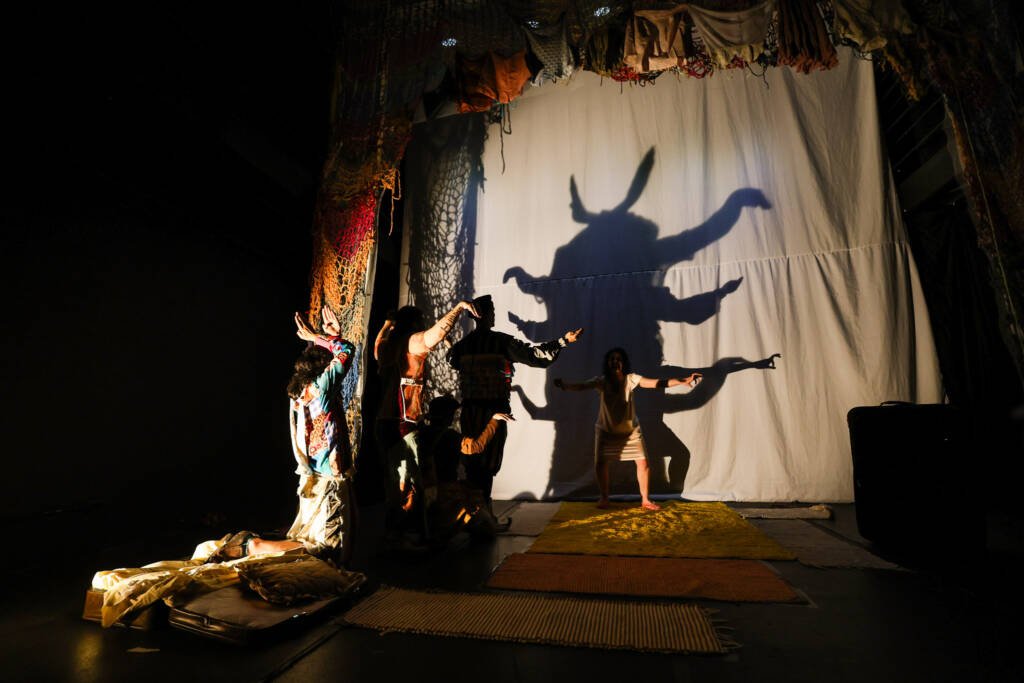 Experimento III do grupo N8 Amarelo, do segundo semestre de 2025, na SP Escola de Teatro. | Foto: Clara Silva.