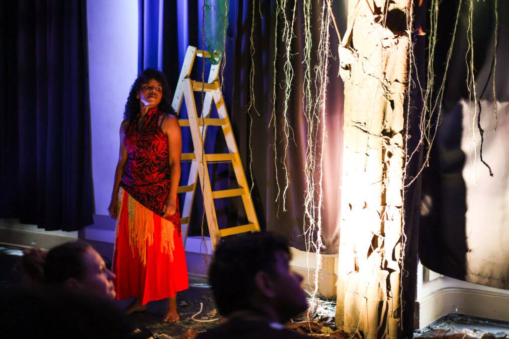 Experimento III do grupo N8 Vermelho, do segundo semestre de 2025, na SP Escola de Teatro. | Foto: Clara Silva.