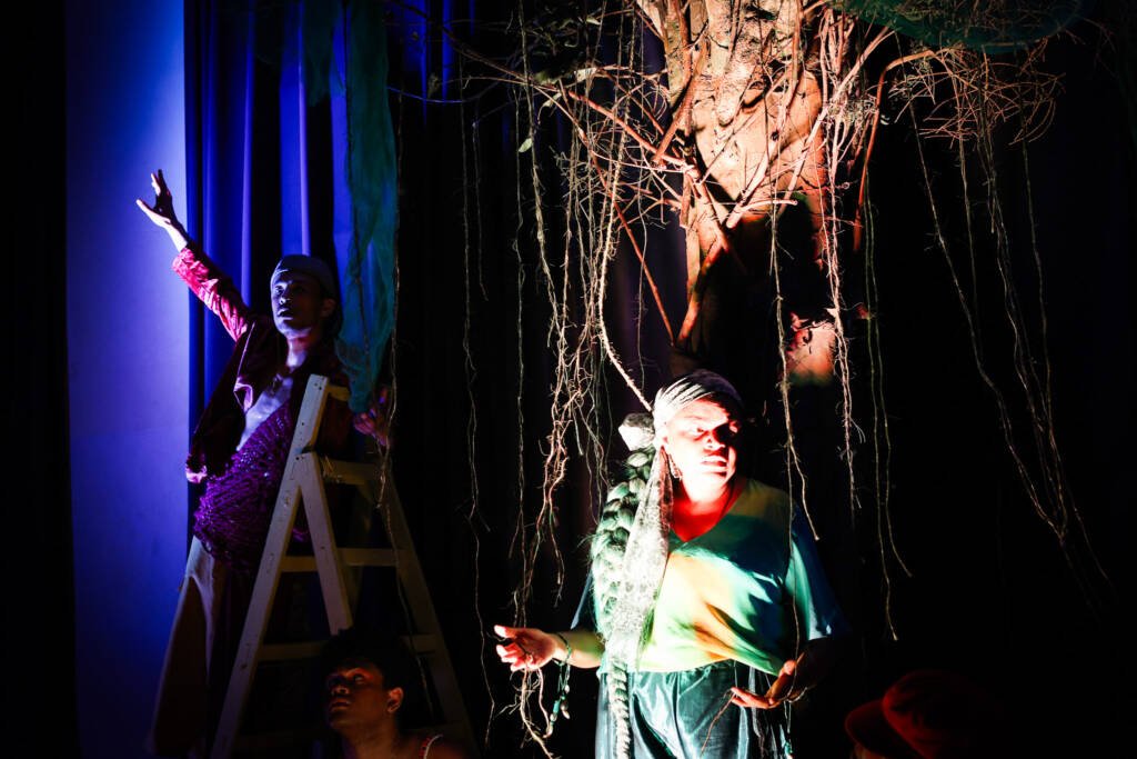 Experimento III do grupo N8 Vermelho, do segundo semestre de 2025, na SP Escola de Teatro. | Foto: Clara Silva.