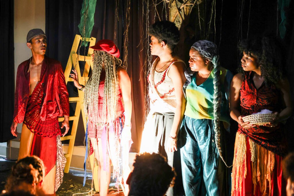 Experimento III do grupo N8 Vermelho, do segundo semestre de 2025, na SP Escola de Teatro. | Foto: Clara Silva.